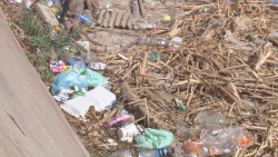Canal lleno de basura en Fraccionamiento Costas del Sol
