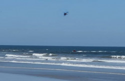 Salvavidas municipales rescatan a dos turistas del mar en Mazatlán