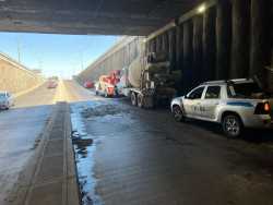 Gobierno de Culiacán atiende reporte de derrame de aceite en paso deprimido Gas Valle