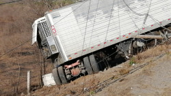 Aparatoso accidente sobre La Costerita deja daños materiales y otros dos choques
