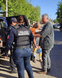 Elementos de la Secretaría de Seguridad Pública y Tránsito Municipal llevan alimentos a la casa hogar El Buen Samaritano