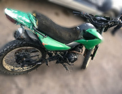 En Alturas del Sur, policías de la SSPyTM detuvieron a un hombre con una motocicleta con reporte de robo