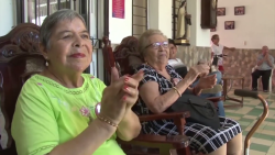 Regresan voluntarios al asilo de ancianos y mejoran el ánimo.