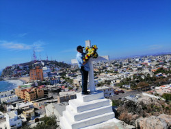 En el Día de la Santa Cruz, colocan ofrenda en Cerro de Mazatlán