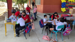 125 alumnos reciben clases a la intemperie en la escuela Constitución