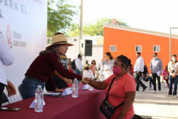 Entregan 531 tarjetas a personas beneficiarias de programas sociales en el poblado Miguel Alemán