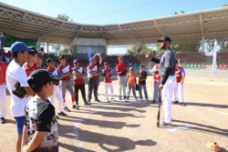 Salvador Alvarado tendrá clínicas de béisbol
