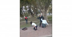 Maestra ve peleando a sus alumnas y las separa a cachetadas (video)