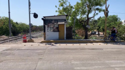 Quitan personal en caseta de cruce de vía de la Santa Rosa