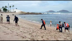 Rescatan a 7 personas al volcar su lancha en Mazatlán