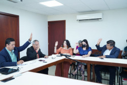 Se declara Comisión en sesión permanente para dictaminar revocación de mandato