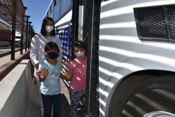 Reciben niños de Nogales de 5 a 11 años su vacuna anticovid en Arizona