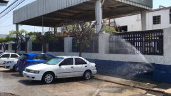 Intensa fuga de agua potable en empresa lechera