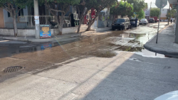 Fuerte fuga de agua en la Pueblo Nuevo
