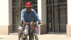 Abuelito desea operarse de la vista; no tiene recursos monetarios