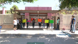 Cierran escuela madres molestas, sus hijos no han podido regresar a clases por falta de agua, cableado y aulas