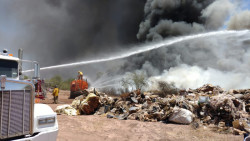 Incendio en recicladora se encuentra confinado