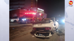 Carro termina boca arriba en el Boluevard Marina Mazatlán