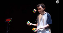Récord Guiness: Ángel resolvió tres cubos Rubik haciendo malabares