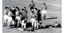 60 años de "La batalla de Santiago": tan violenta que inventó las tarjetas (video)