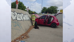 Cae carro a canal pluvial