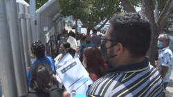 Más de 2 horas haciendo fila en el SAT