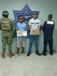 Detienen oficiales de la policía municipal a presuntos multi-asaltantes de tienda de conveniencia