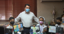 Entrega premios a los ganadores del concurso de dibujo sobre el cuidado del agua