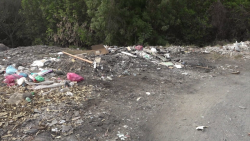 Basurero clandestino a un costado del Estero