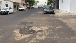 Denuncian vecinos del centro que el reencarpetado tapa alcantarillas