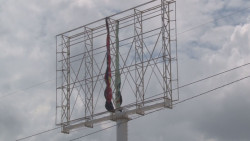 Amarran publicidad en estructura de espectaculares