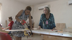 Mujeres violentadas se refugian en el oficio de la carpintería