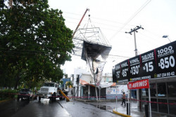 Comuna atiende de forma oportuna caída de espectacular en Las Quintas