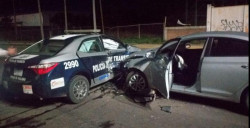 Manejaba a exceso de velocidad y choca contra patrulla