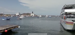 Buscan Salvavidas municipales a paseante que cayó de catamarán