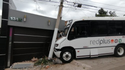 Camión urbano se queda sin frenos y dirección termina impactando un domicilio particular