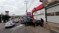 Tras chocar vuelca camioneta, no hay personas heridas solo daños materiales