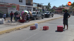 En manifestación, vecinos piden cambio de tubería por desbordamiento de drenaje