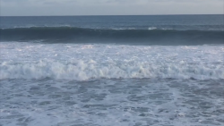 Por marea alta, restringen zonas de playa