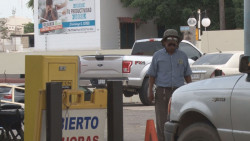 Se emplea a 100 adultos mayores en los estacionamientos
