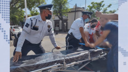 Oportuna intervención de agentes de tránsito para auxiliar a mujer en accidente