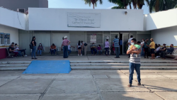 Pacientes se quejan que los dejan afuera de la clínica del ISSSTE Mazatlán.