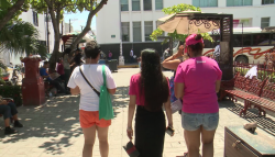Turistas y locales resienten el calor del Puerto