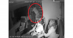 Hombre tiene brote psicótico y muere al lanzarse de autobús en movimiento (video)