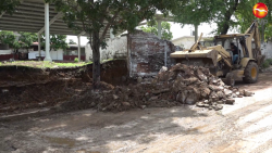 ¡Aguas! Lluvias en Mazatlán derrumban barda de primaria