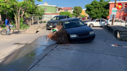 Cae automóvil en alcantarilla destapada