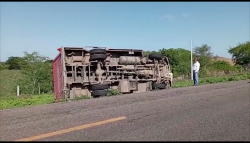 Se vuelca tráiler de empresa refresquera