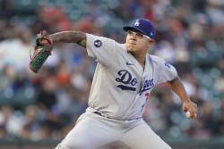 Julio Urías llega a 11 triunfos en la temporada