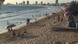 Rescatan a cinco personas en las playas de Mazatlán