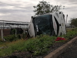 Una mujer muerta y 19 heridos en volcadura de camión